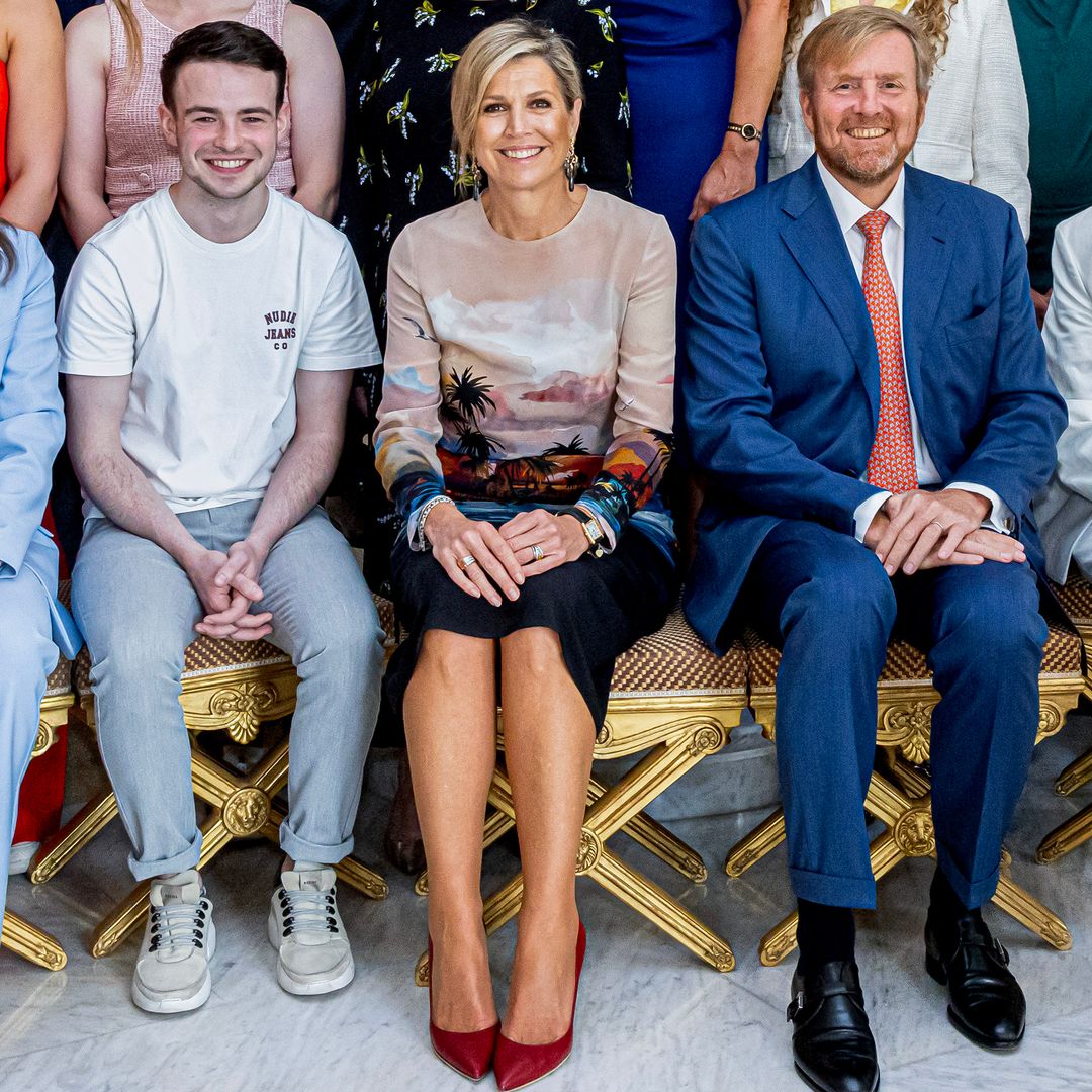 Máxima entrega un premio al diseñador holandés que también fascinó a la reina Letizia con sus 'vestidos-escultura'