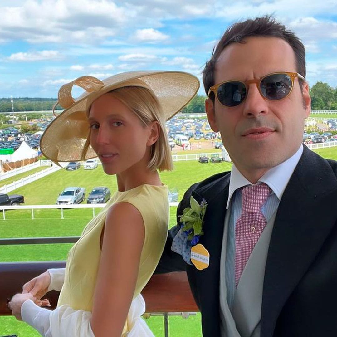 El look de invitada Olympia de Grecia en Ascot: minivestido amarillo y un tocado de rafia