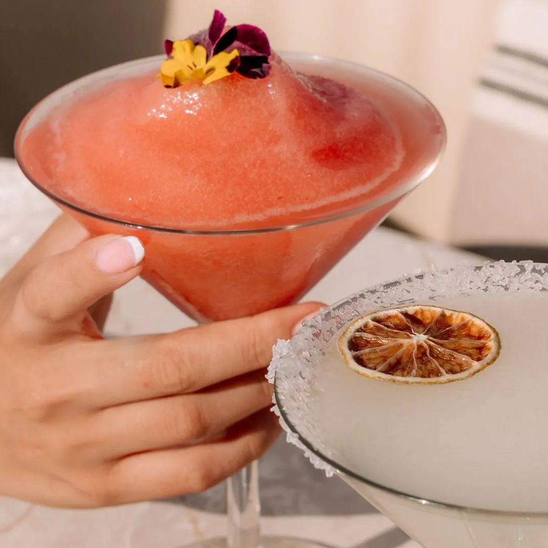 Cóctel en Lolita Skyview Pool & Lounge, el rooftop del vecino hotel Only You Málaga
