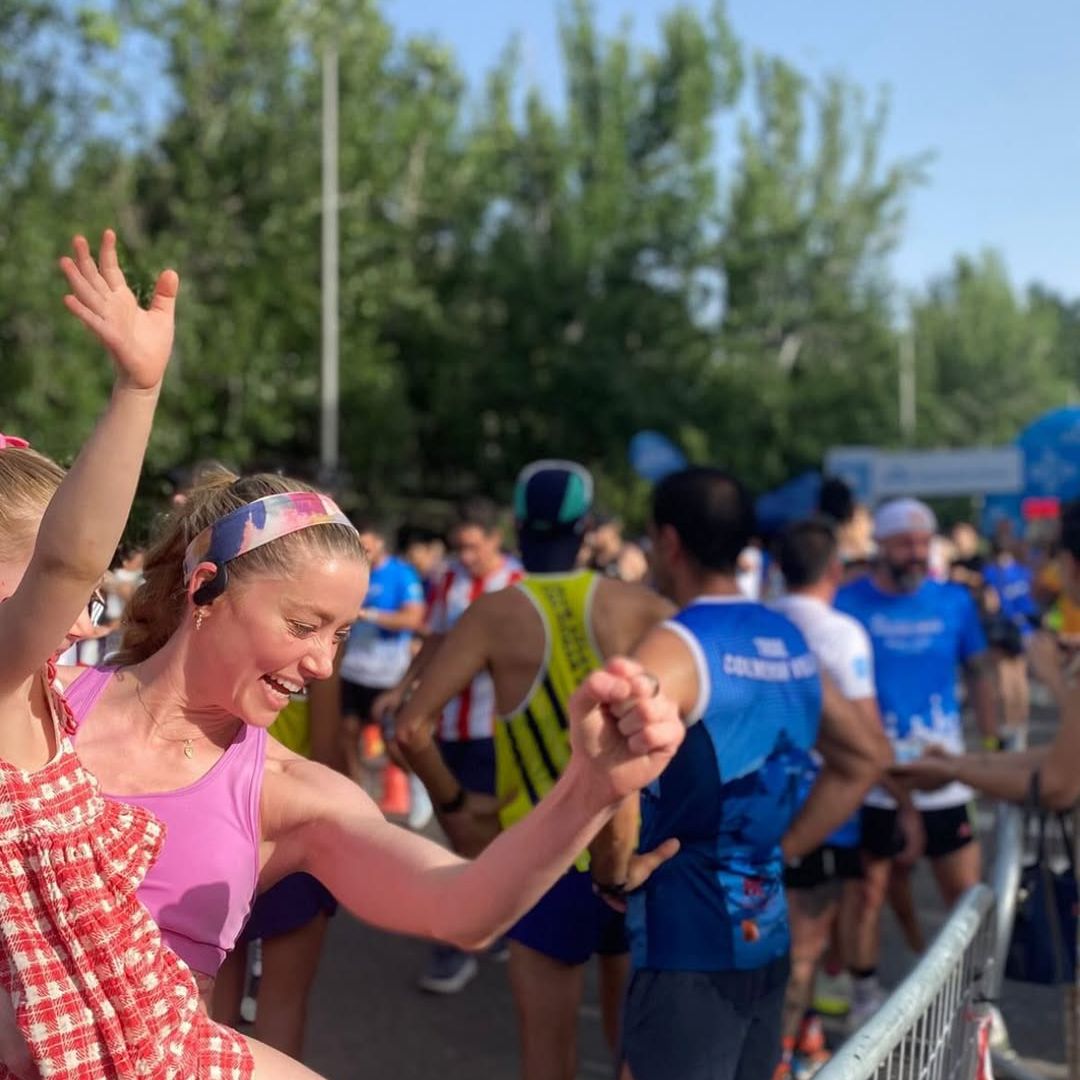 Amber Heard comparte unas tiernas imágenes junto a su hija Oonagh tras correr una maratón de 10km en Madrid