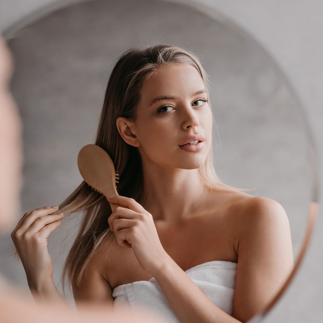 La mascarilla que fortalece y devuelve el brillo: el secreto antiedad para el pelo debilitado por el paso de los años