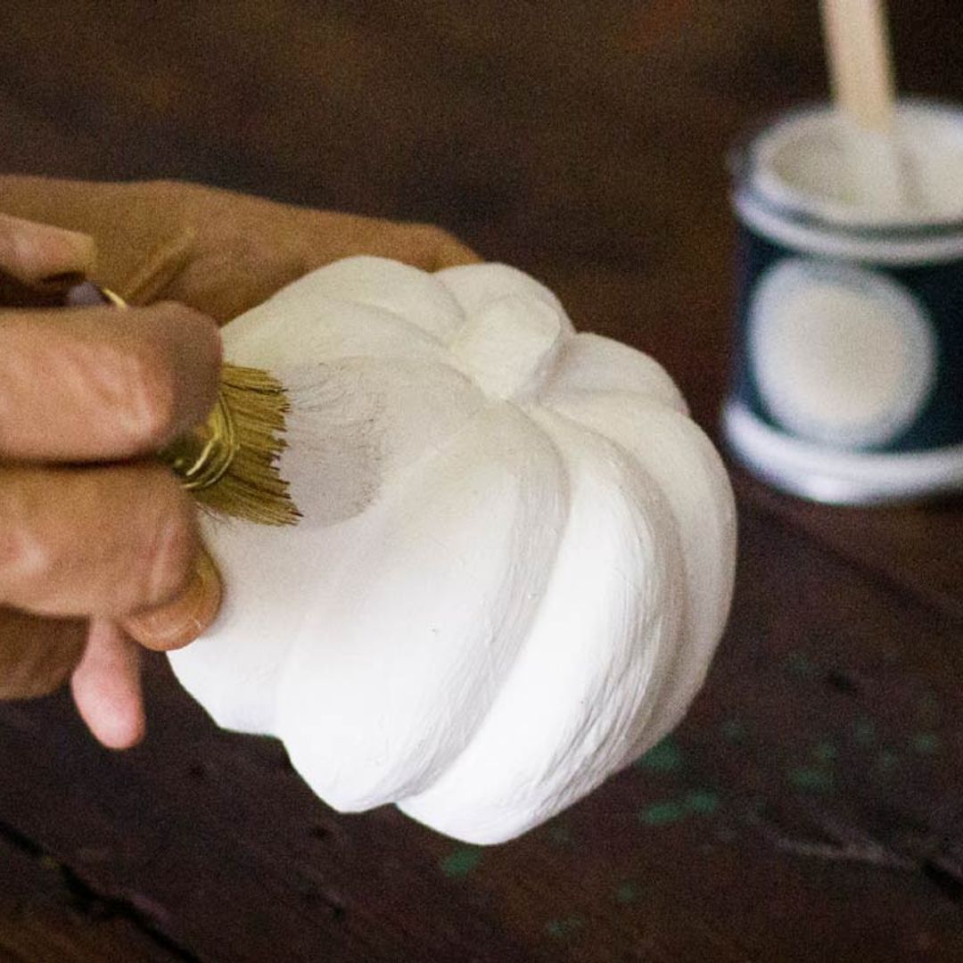 Cómo dar un nuevo aire a una calabaza decorativa con ‘chalk paint’ y cera oscura