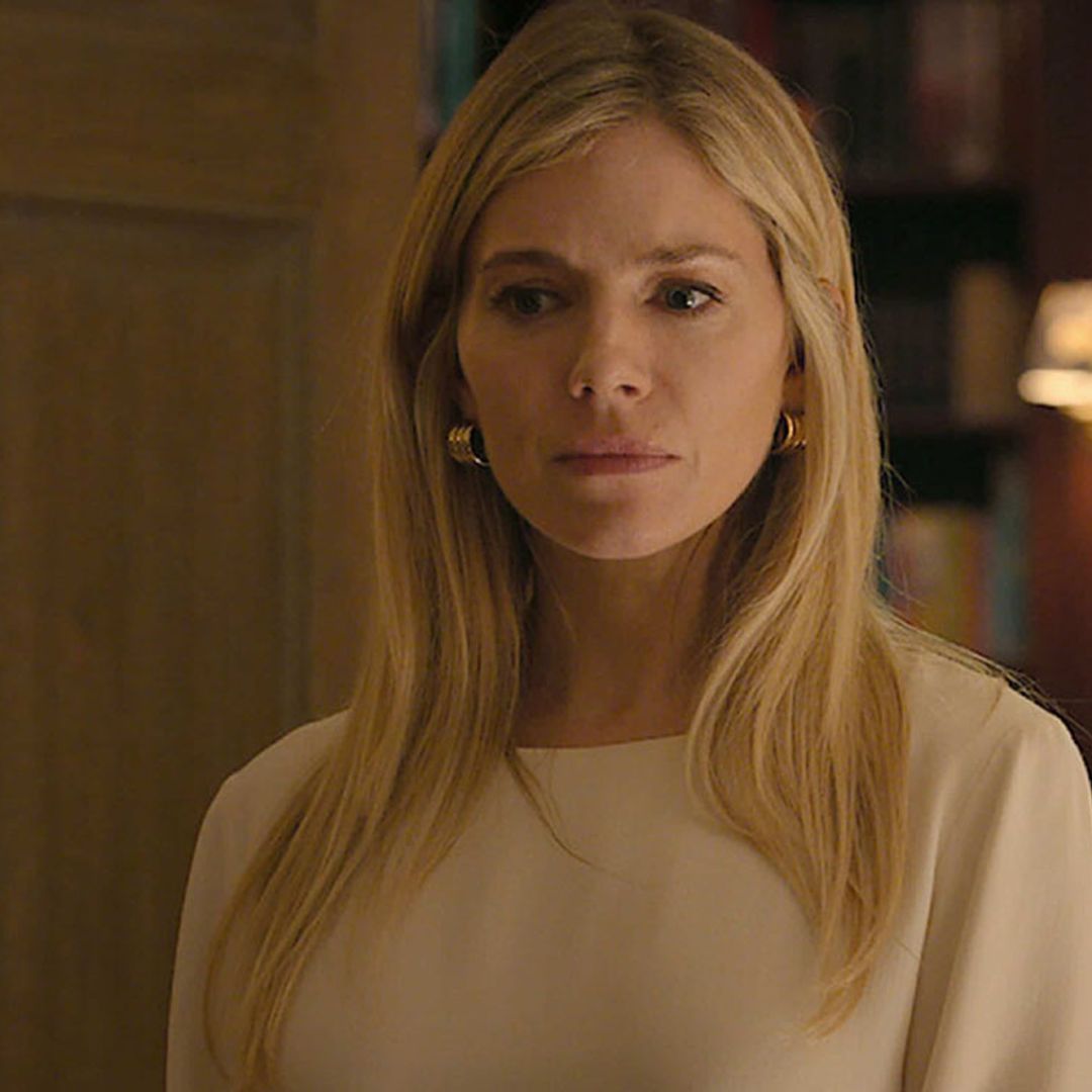 Clásicos poderosos y colores neutros: el impecable estilo de Sienna Miller en 'Anatomía de un escándalo'