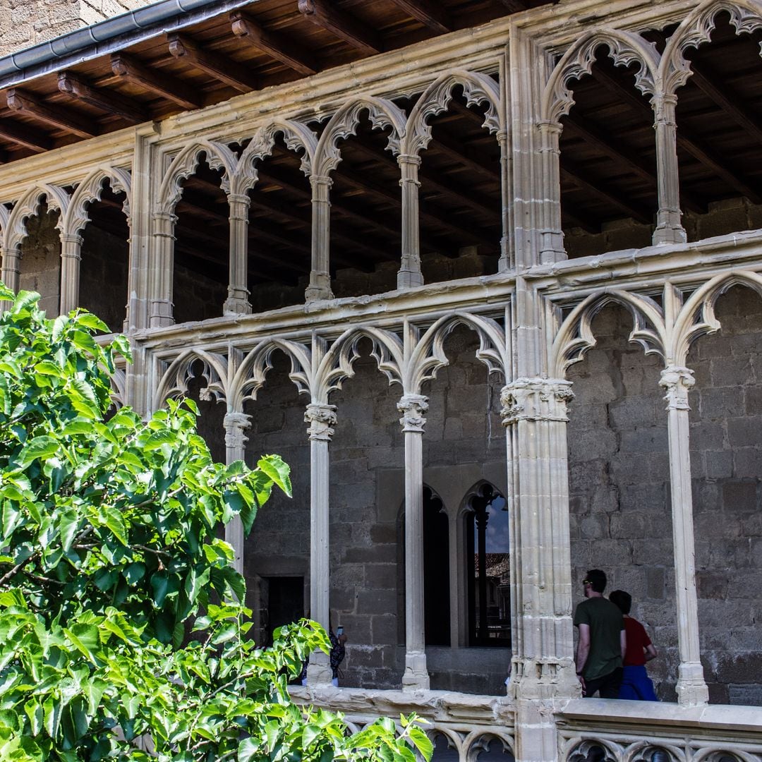 Pasillos y celosías del Palacio Real de Olite, en Navarra