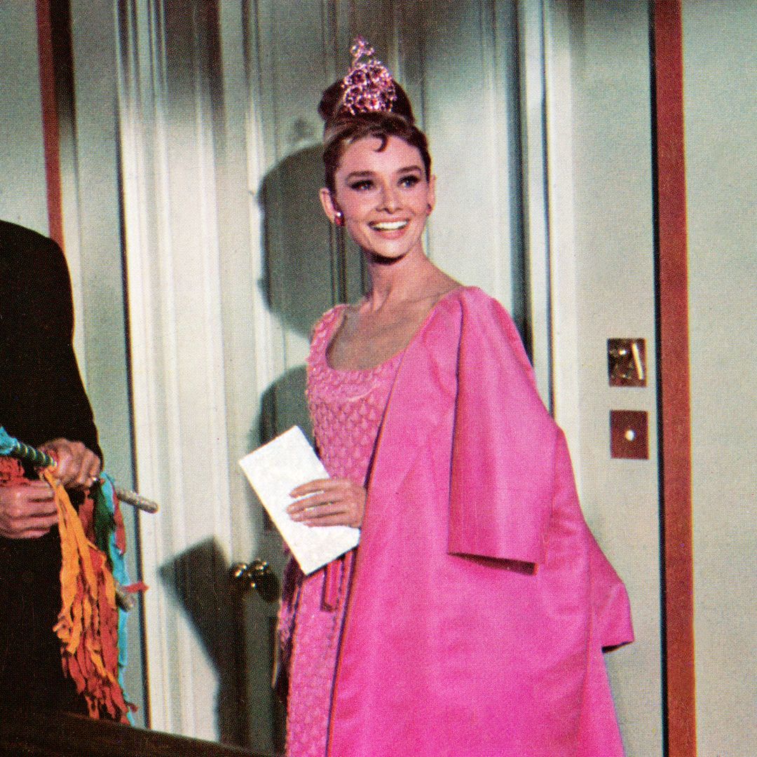 Los 12 looks de Audrey Hepburn en 'Desayuno con diamantes' que siguen inspirando 65 años después: del icónico vestido negro al rosa de torero español