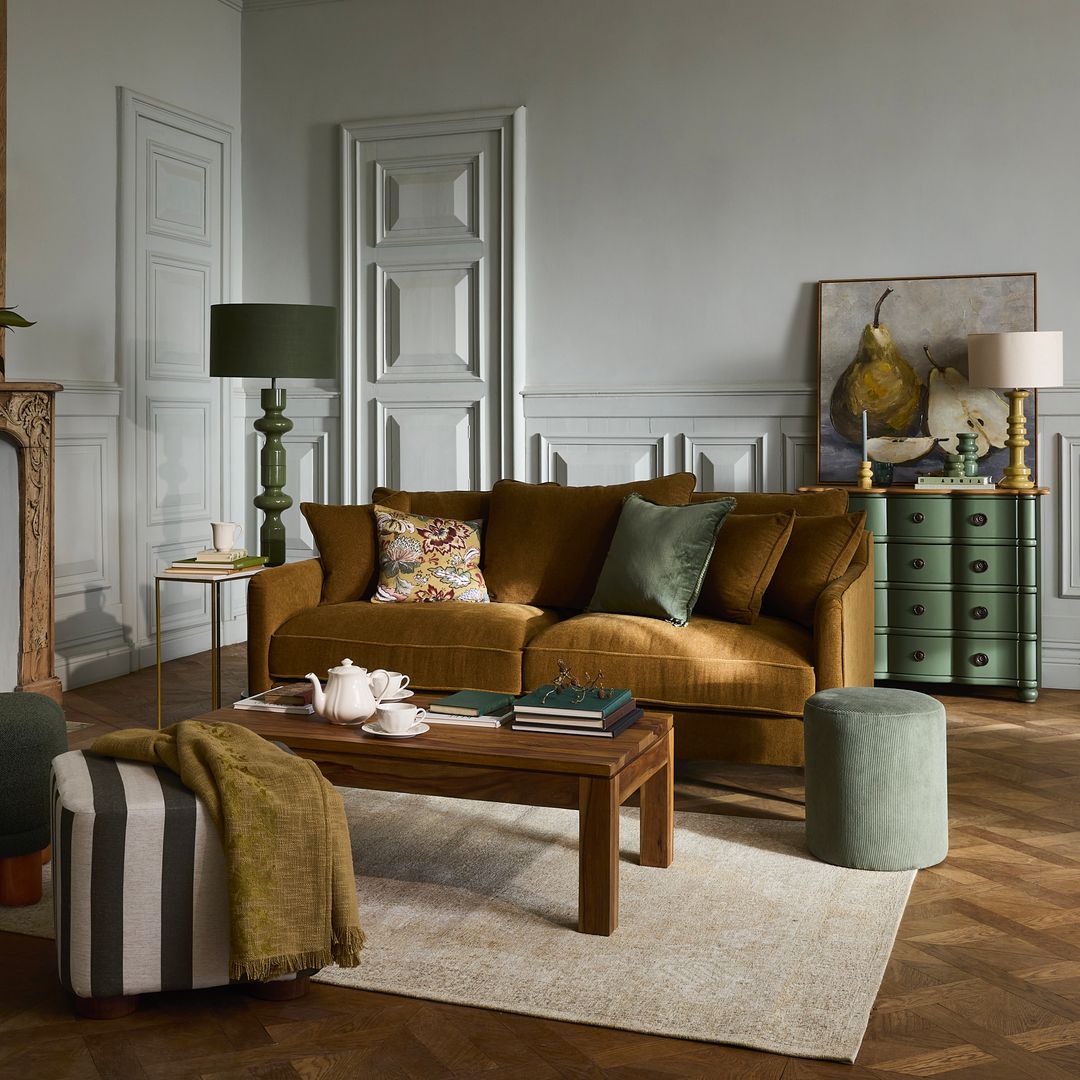 Convierte tu salón en un oasis de la relajación con estos sofás de Maisons du Monde en oferta por tiempo limitado