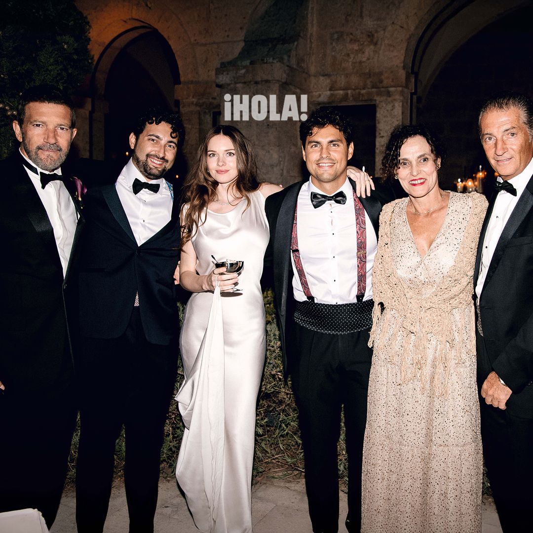 Stella, su padre y su tío Javier Domínguez, hermano de Antonio —recordemos que Bandera (que él adaptó a Banderas) es el segundo apellido del actor—. De derecha a izquierda, "Chico", que es como llaman al único hermano de Antonio —es empresario y administrador del Teatro del Soho—; su mujer, María de los Ángeles Ruiz; su hijo Víctor Domínguez —cofundador la plataforma Winto, que gestiona eventos deportivos—, y su otro hijo, que se hace llamar Javier Hueso y es actor