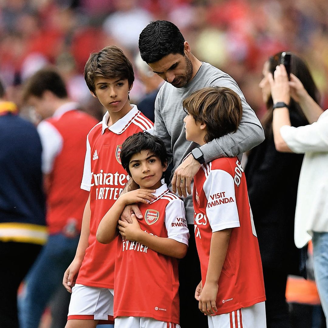 Con sus tres hijos, Gabriel, Oliver y Daniel, de 16, 13 y 10 años, que han heredado la pasión por el fútbol de su padre