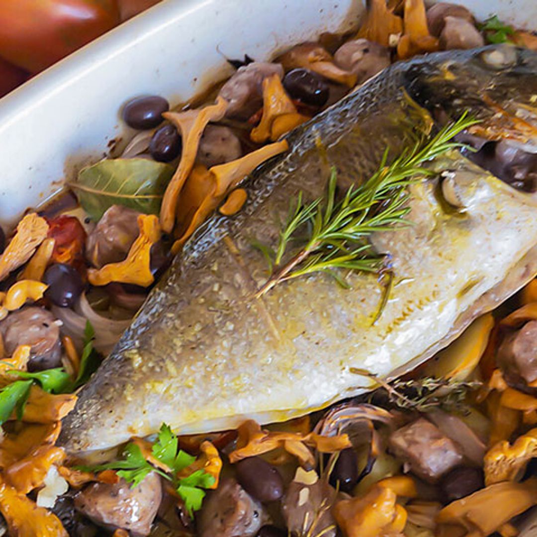 Dorada al horno con butifarra, setas y aceitunas