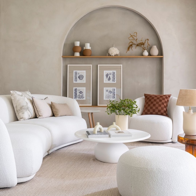 Salón con fofas blancos y hornacina en la pared