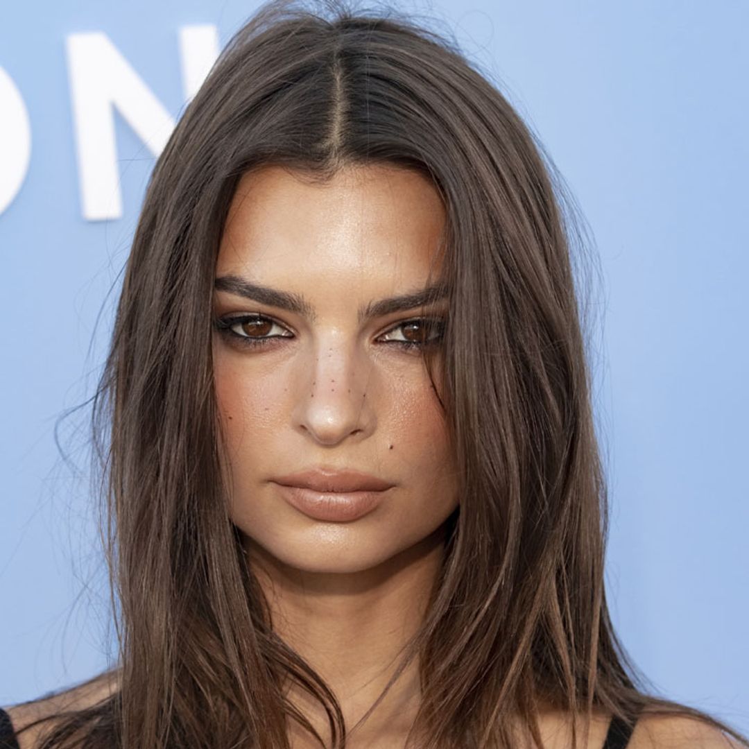 Su crema con retinol preferida y otros cosméticos que ayudan a Emily Ratajkowski a presumir de piel
