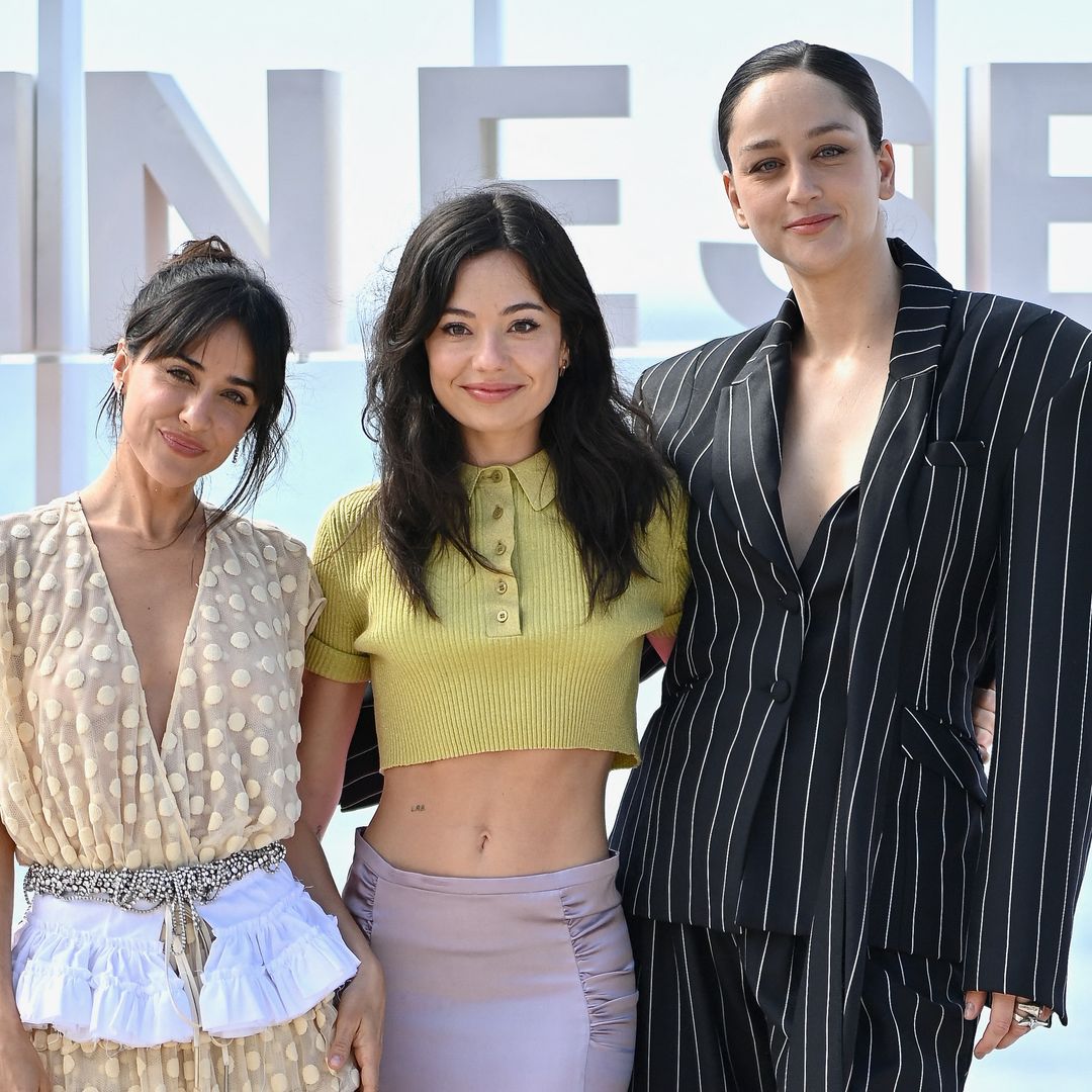 Macarena García, Anna Castillo y Laura Weissmahr posan durante el photocall de 'Se tiene que morir mucha gente' en la novena edición del festival Canneseries, celebrado en Cannes (Francia) el 25 de abril de 2026 
