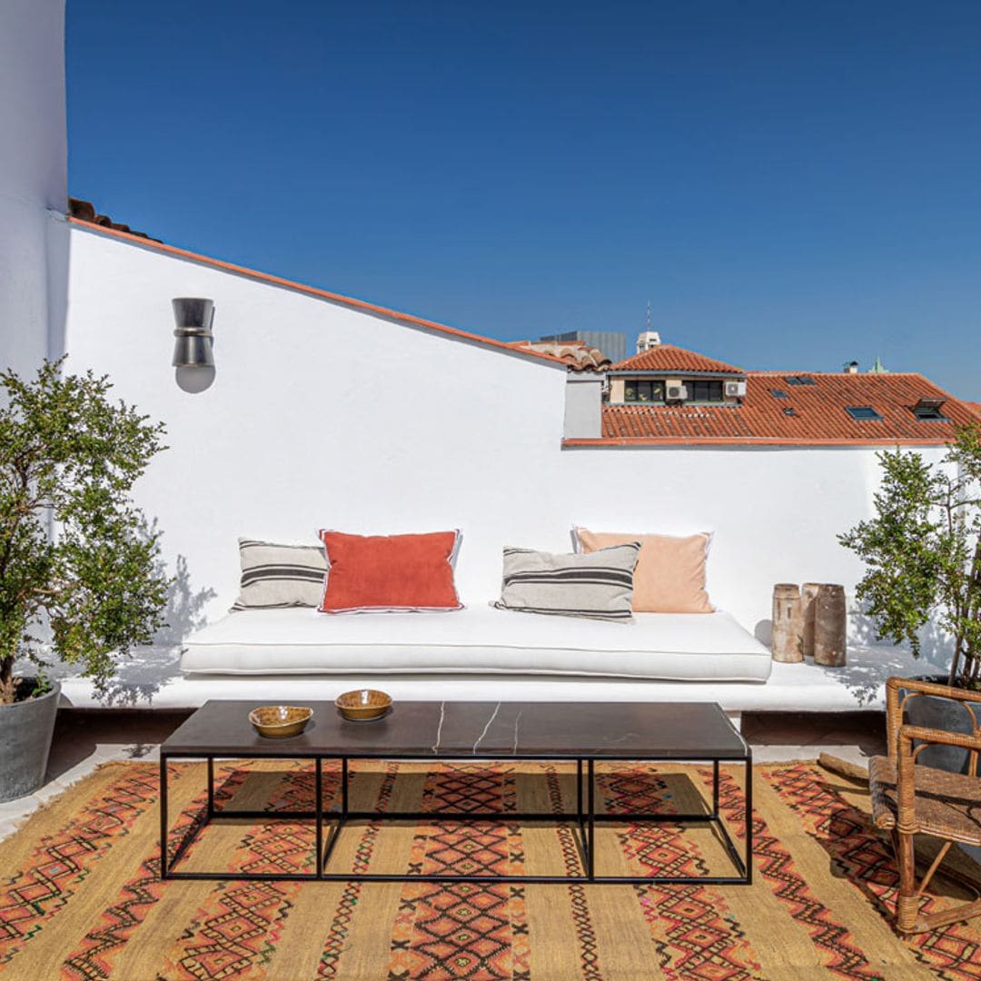 Un precioso ático en el centro de Madrid con una decoración moderna y atemporal