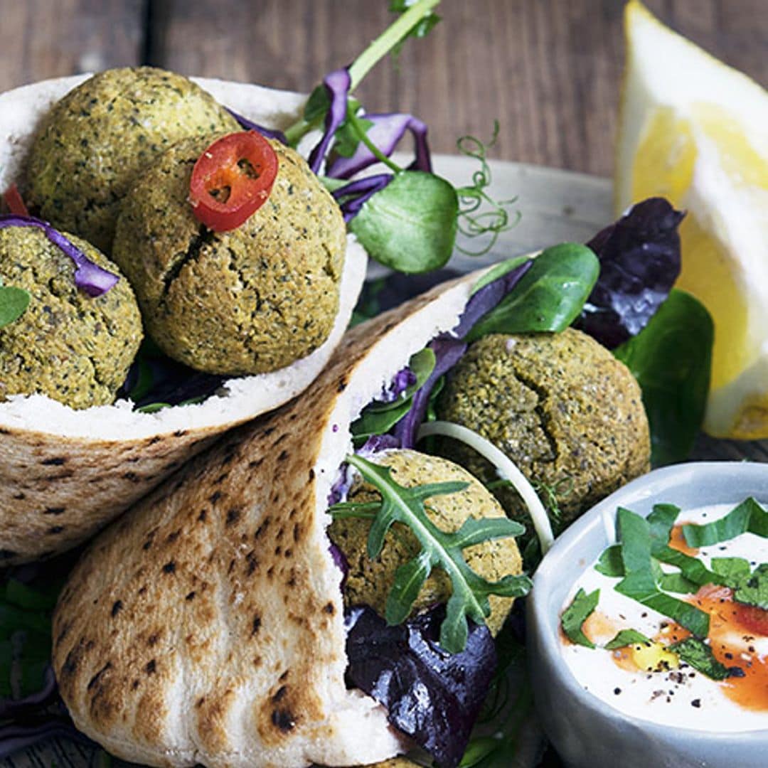 Pita con hummus y falafel