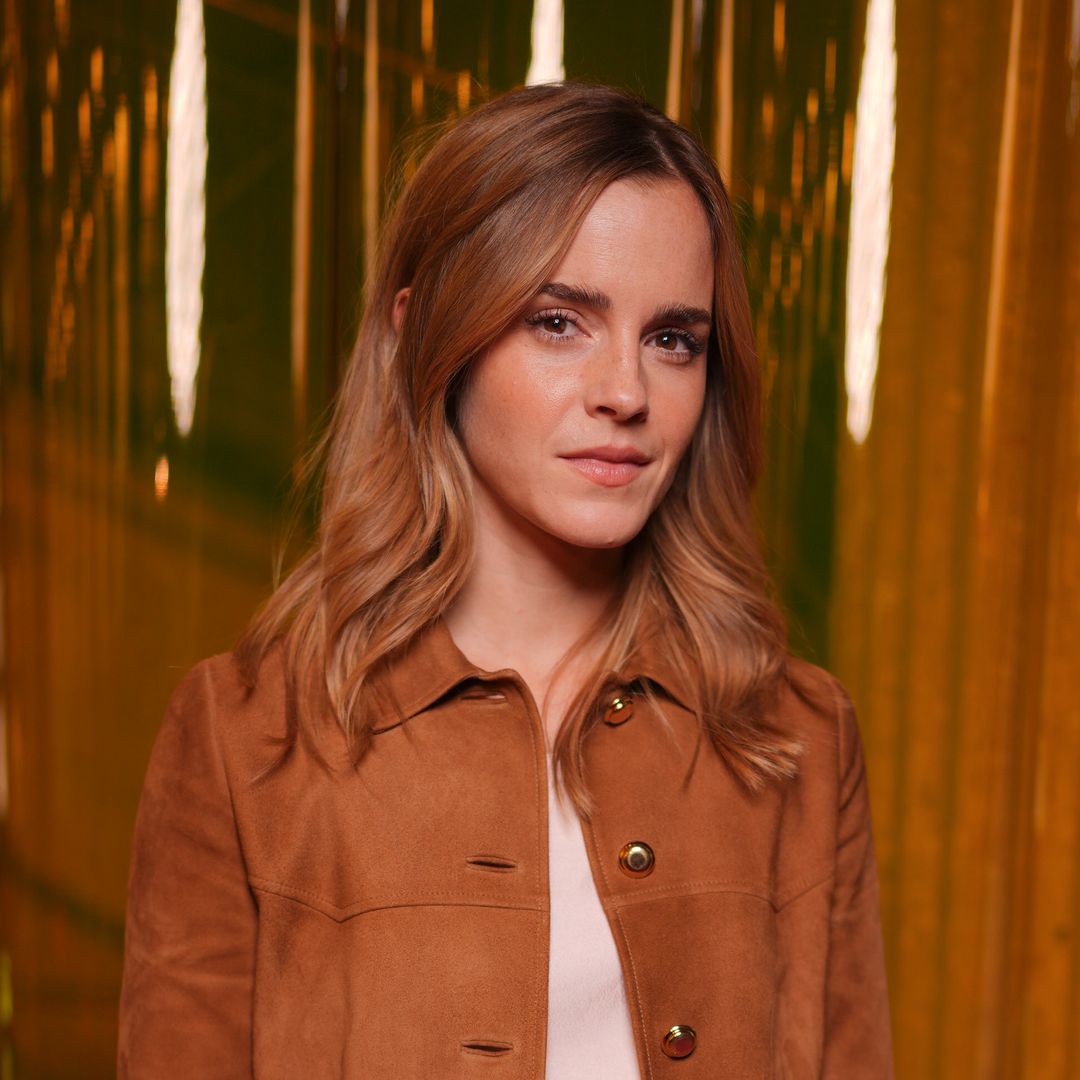 Emma Watson reaparece y hace una entrada icónica en el desfile de Miu Miu en París