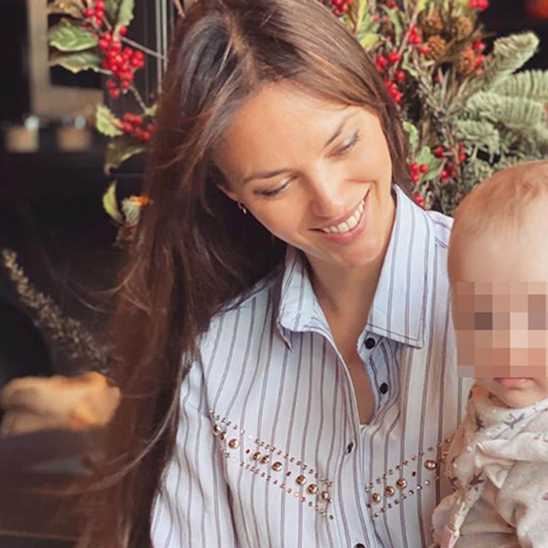 ¡Qué mayor! Aura ya va sola por la casa y Helen Lindes no podría estar más orgullosa