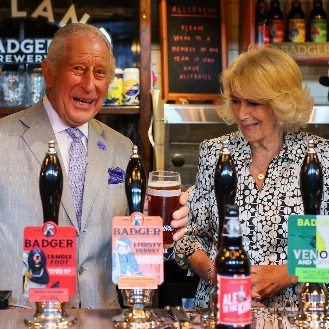 Carlos III sorprende tras la derrota de Inglaterra en el Mundial con una cerveza en la mano: "Tal vez sea un buen momento para ahogar las penas"