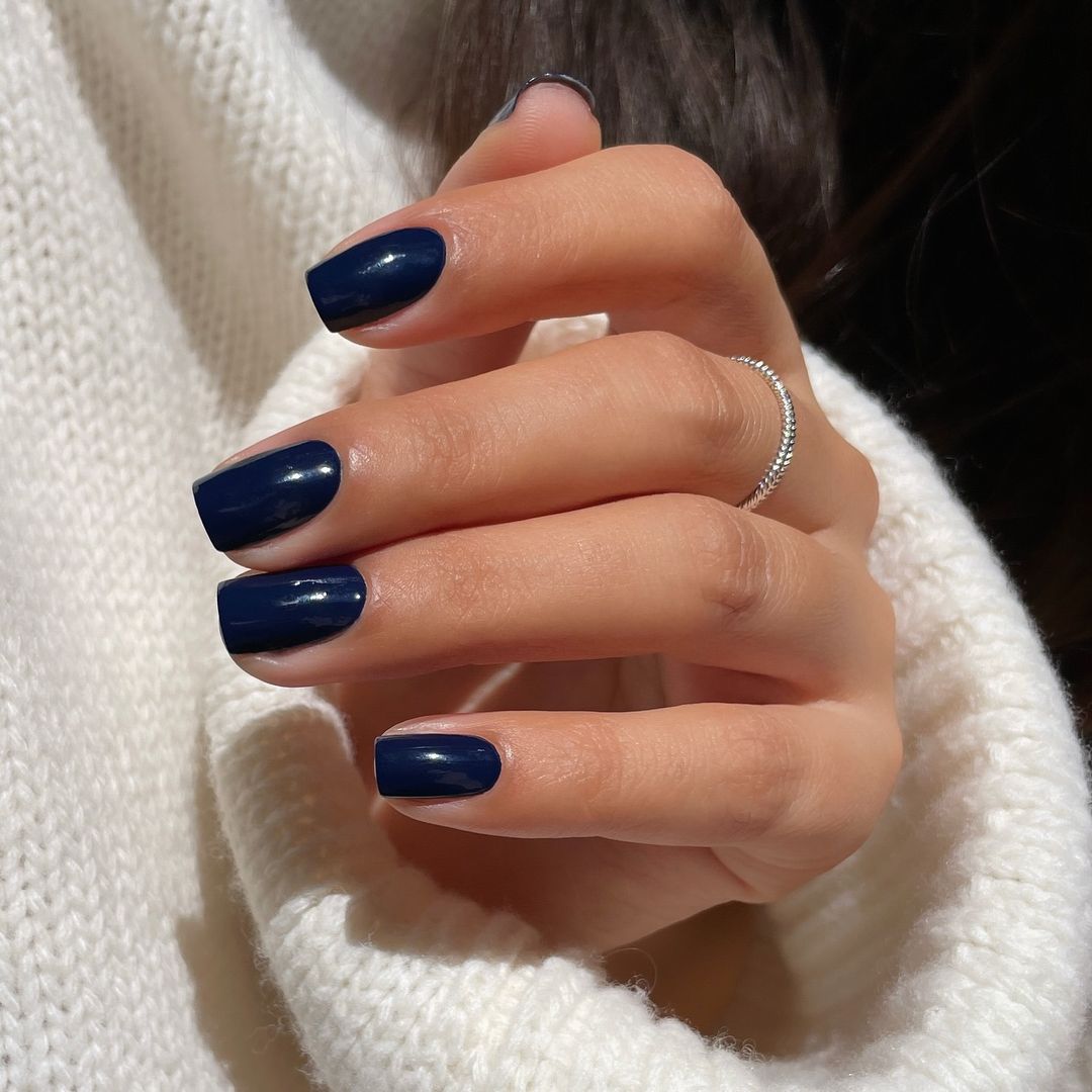 Manicura azul marino