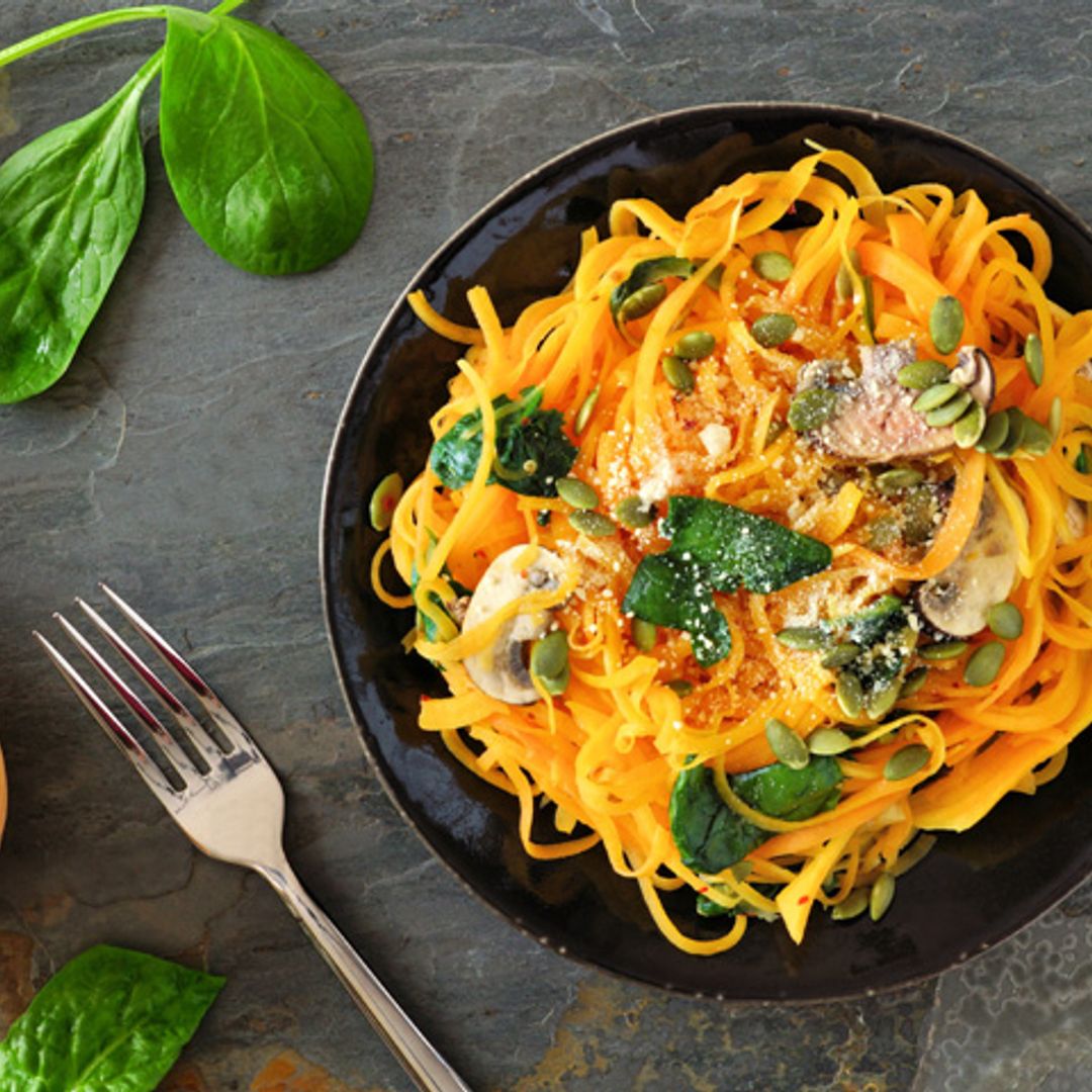 Espaguetis de calabaza con espinacas, champiñones y pipas