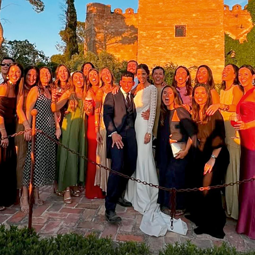 La pareja posando con todas las amigas de la novia