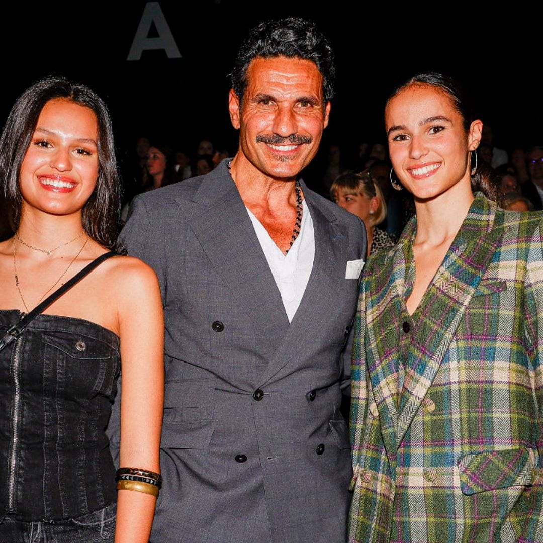 Óscar Higares posa orgulloso en el desfile de Custo con sus dos hijas mayores, India y Martina de 20 y 17 años respectivamente