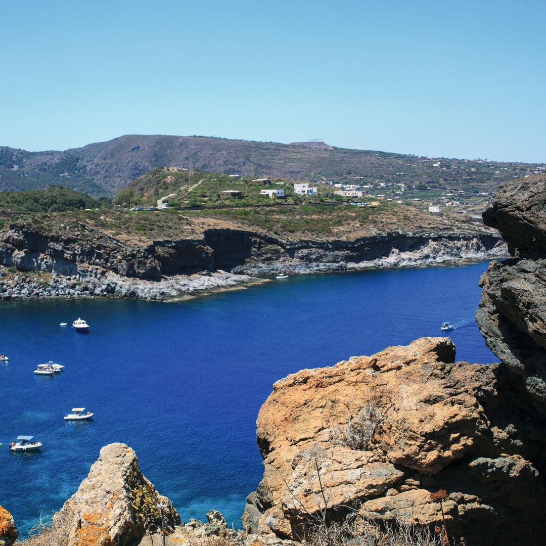 GIORGIO ARMANI NOS INVITA A SU PARAÍSO DE PANTELLERIA, LA ISLA VOLCÁNICA E INDÓMITA QUE LE ENAMORÓ HACE 40 AÑOS