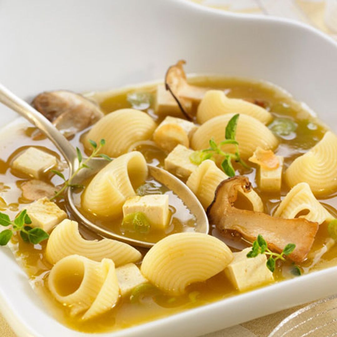Sopa de pasta con boletus y tofu