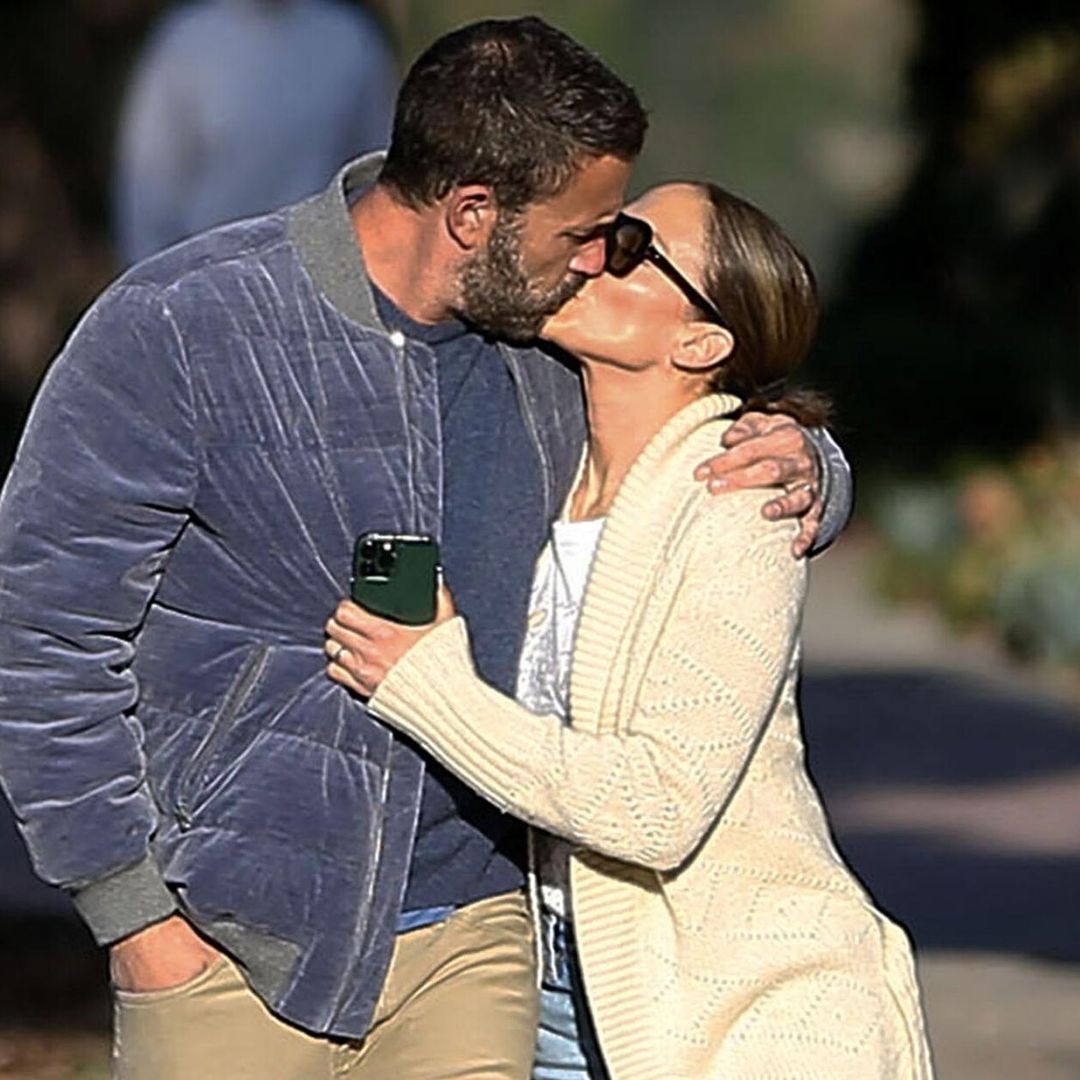 Jennifer Lopez y Ben Affleck: el apasionado beso de la pareja más romántica de Hollywood