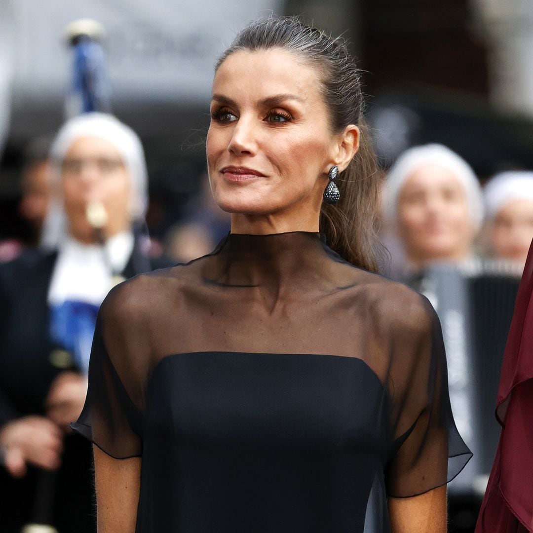 La reina Letizia, imponente, se supera con su vestido negro con transparencias en los premios
