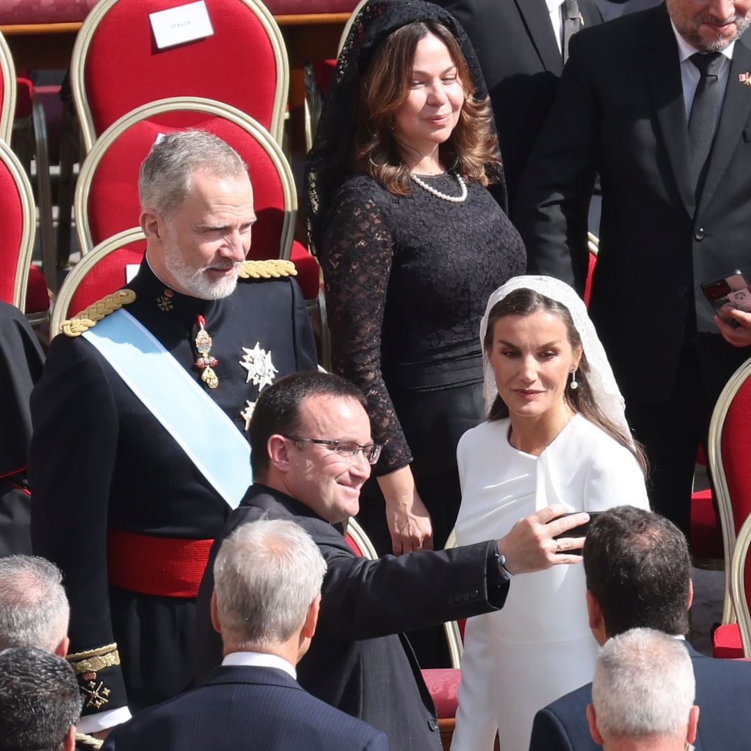 El rey Felipe y la reina Letizia, de blanco y con mantilla, en la misa inaugural del Papa León XIV