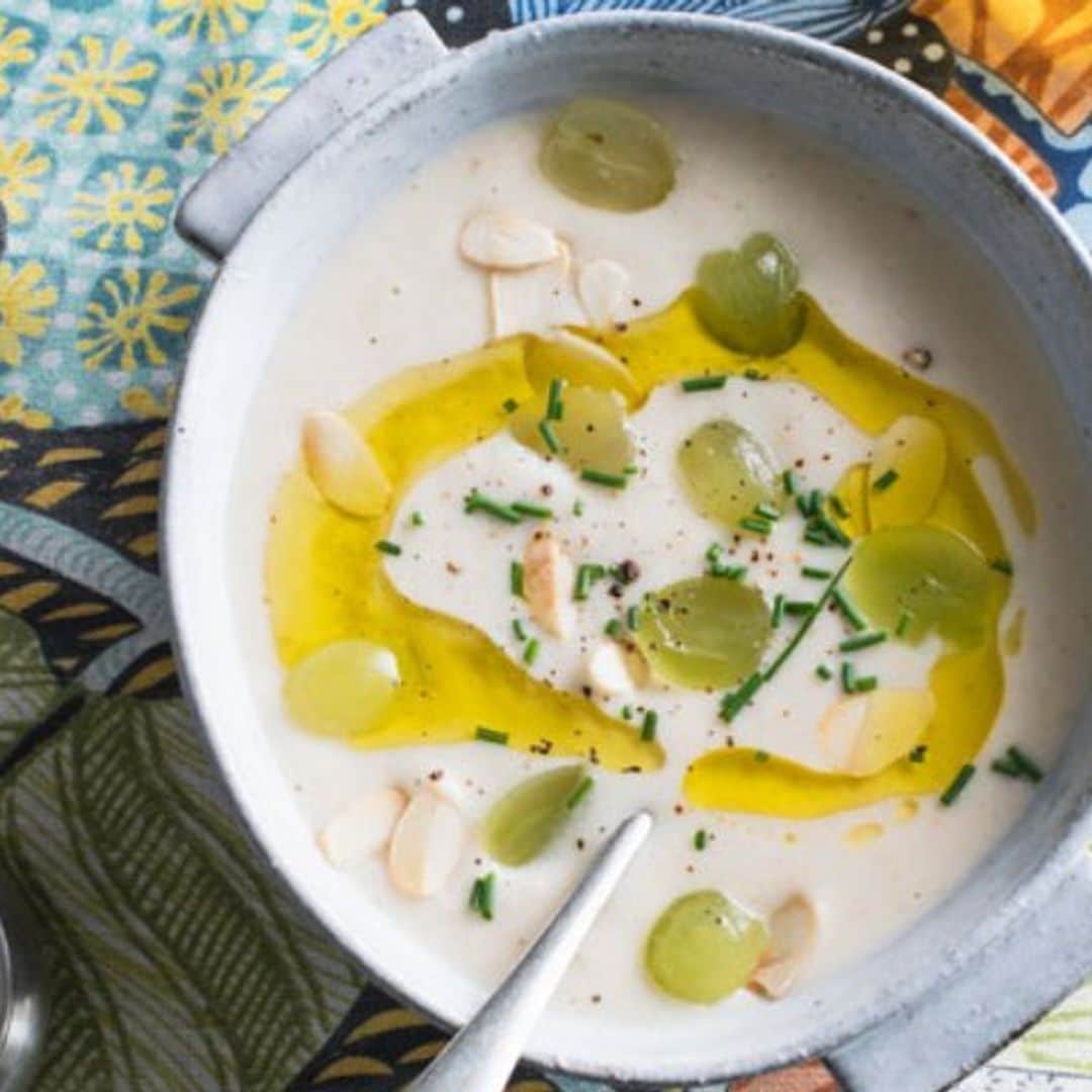Ajoblanco con uvas y cebollino