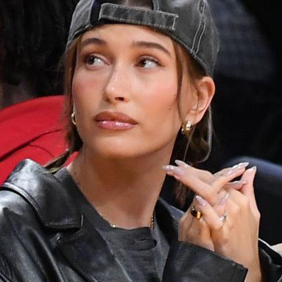 Hailey Bieber en zapatos de tacón ‘kitten’ y la bolsa más deseada de la temporada
