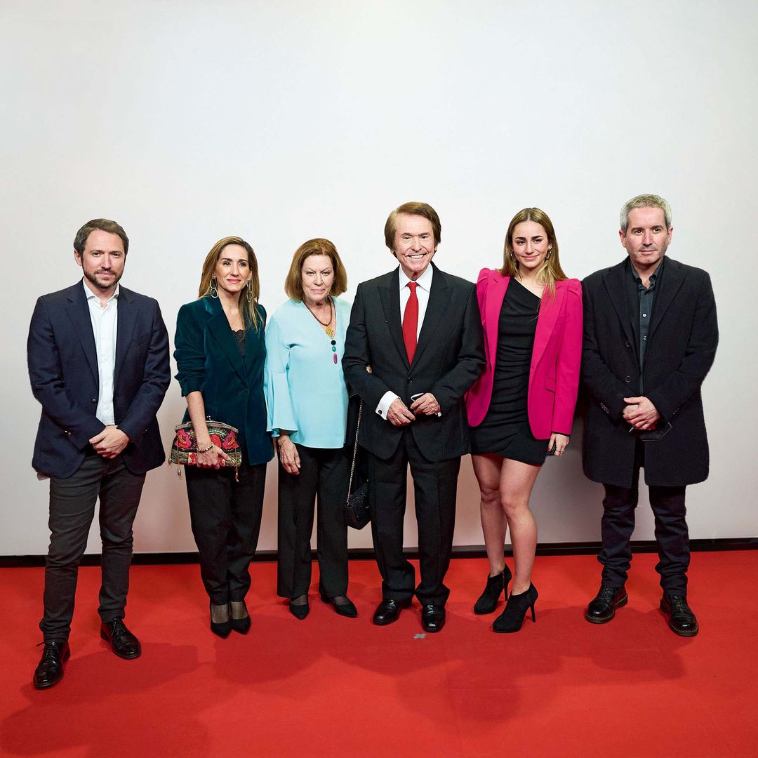 Hay quien se proyecta y plantea una estrategia para ir cumpliendo sueños. Raphael, no: "Nunca", dice sin dudarlo un instante. Porque… "ni cuando era jovencillo" lo hacía. "Yo dejo a mi imaginación volar y dejo todas las cosas que esté haciendo libres al destino. Al momento. Y creo que eso es muy bueno". Es bueno y es un placer que se permite. Porque vivir lo es. "Vivir es una maravilla", nos cuenta el cantar de "Estar enamorado es"