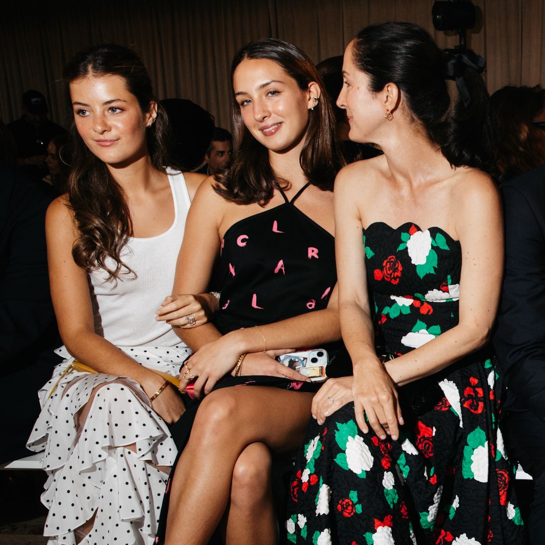 Las nietas de Carolina Herrera, Olimpia Báez y Carolina Lansing, se sientan en primera fila junto a su abuela en su desfile de Nueva York con dos looks que la rinden homenaje