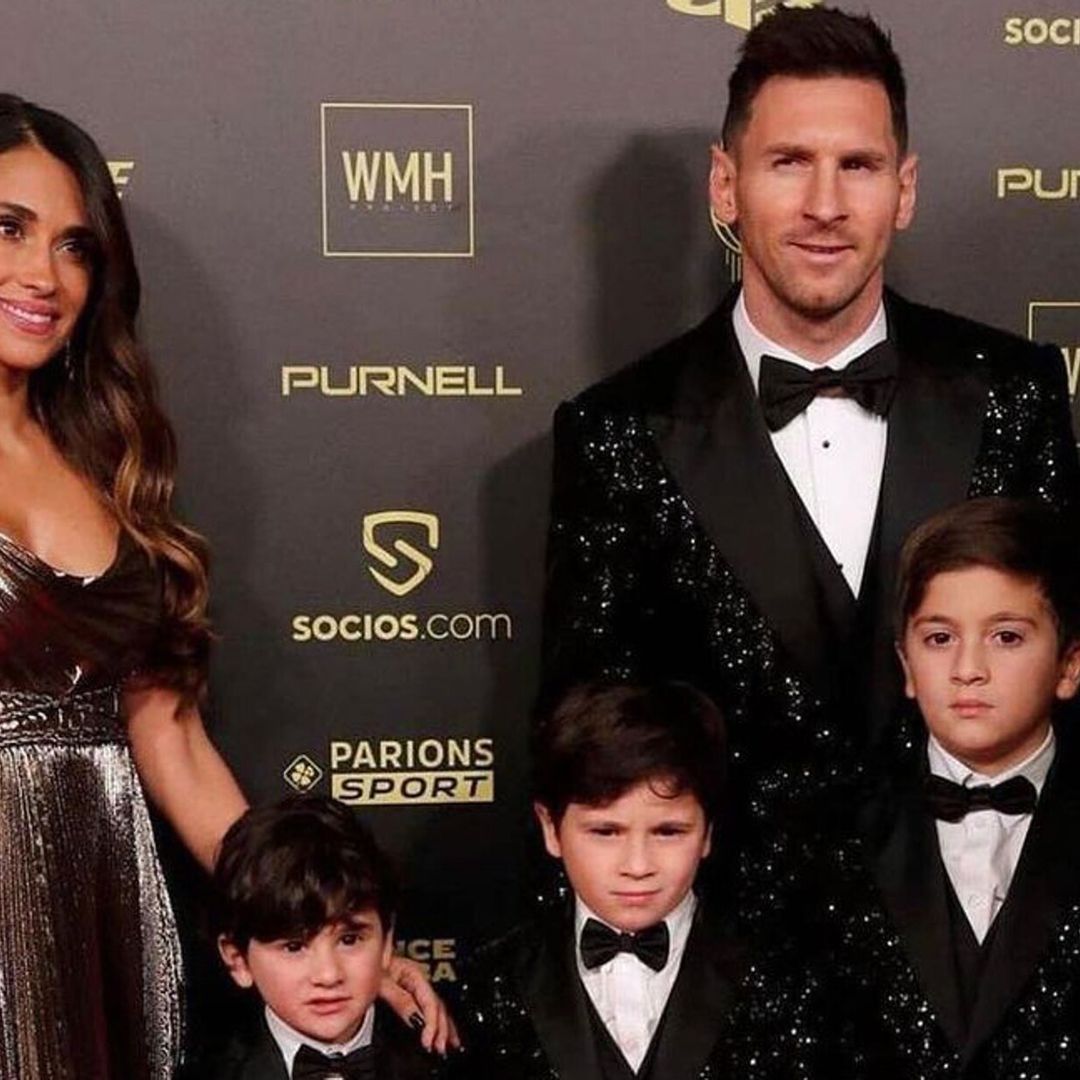 Lionel Messi recibe su séptimo Balón de Oro acompañado por su familia