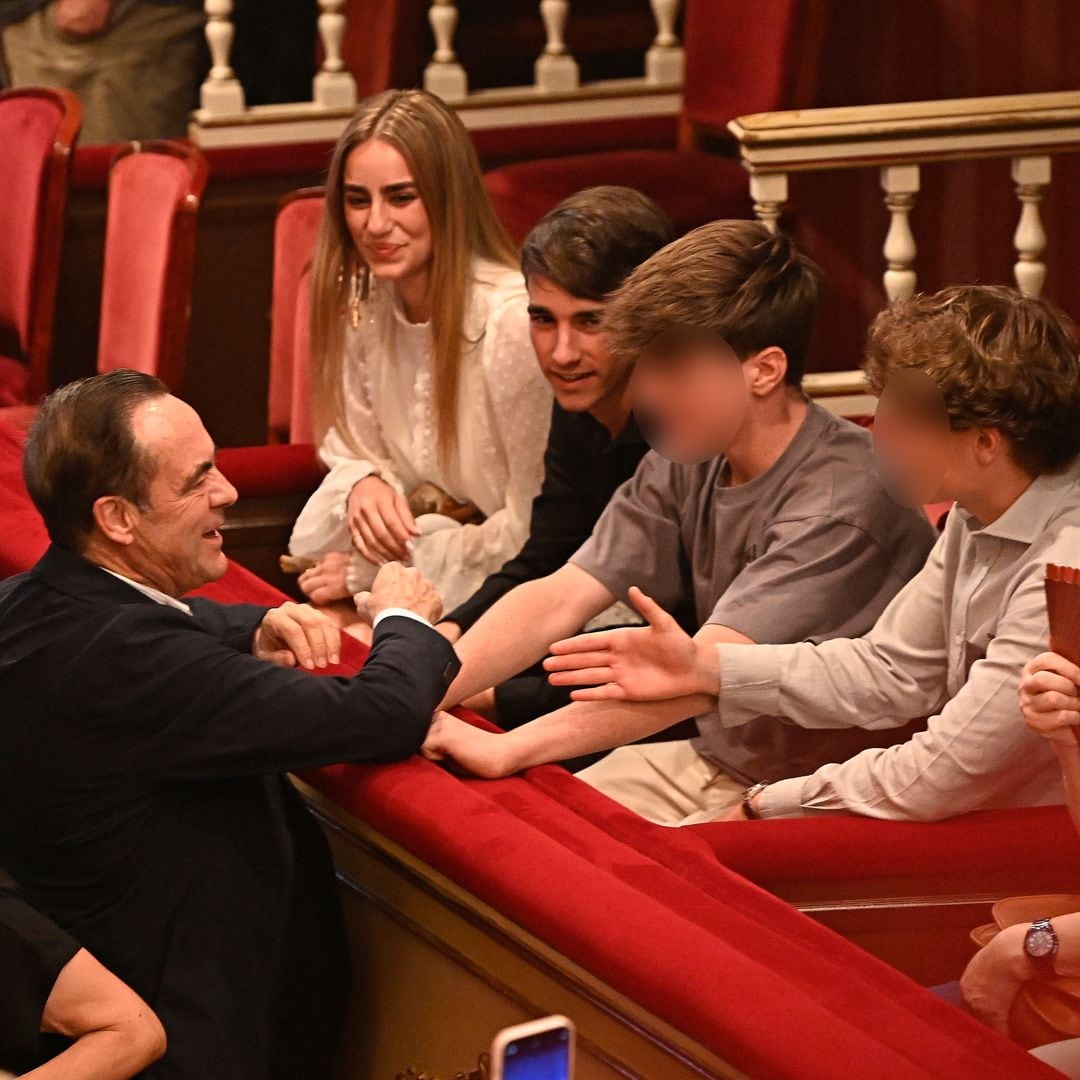 Manuela, Carlos y Jorge Martos con José Bono durante el concierto de Raphael en el Teatro de la Zarzuela, a 26 de junio de 2025, en Madrid (España)
26/6/2025
