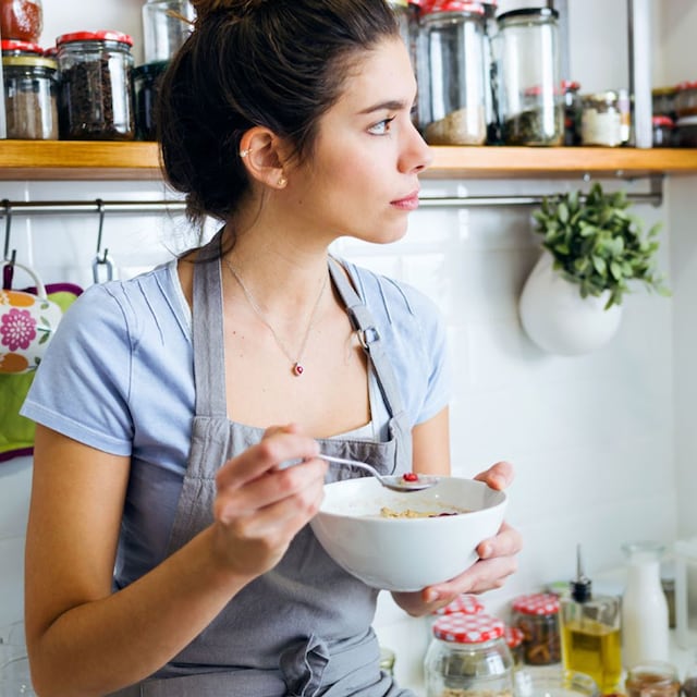 mujer comiendo cocina 2t