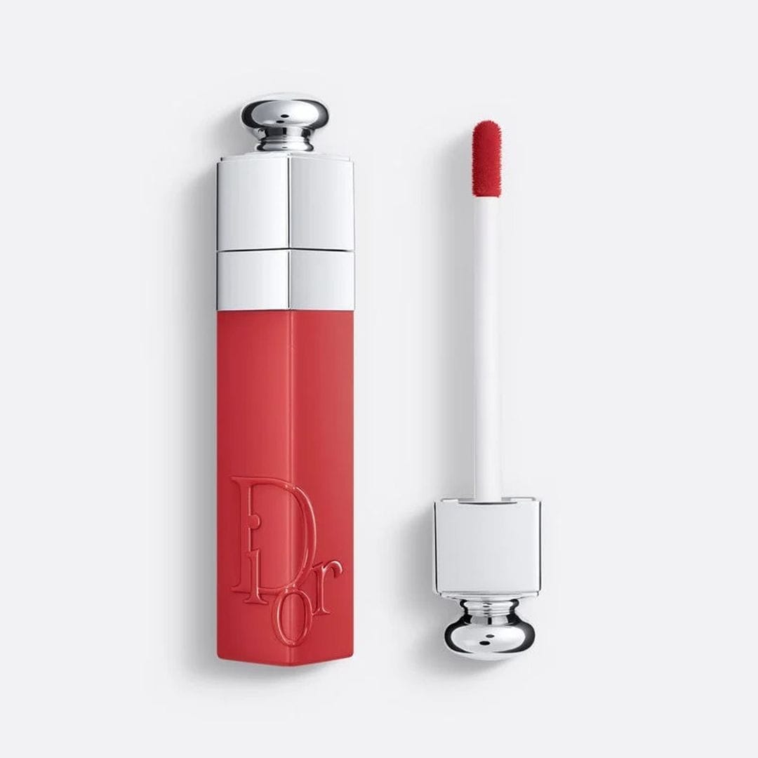 Dior Addict Lip Tint con aplicador visto y envase rojo y plateado.