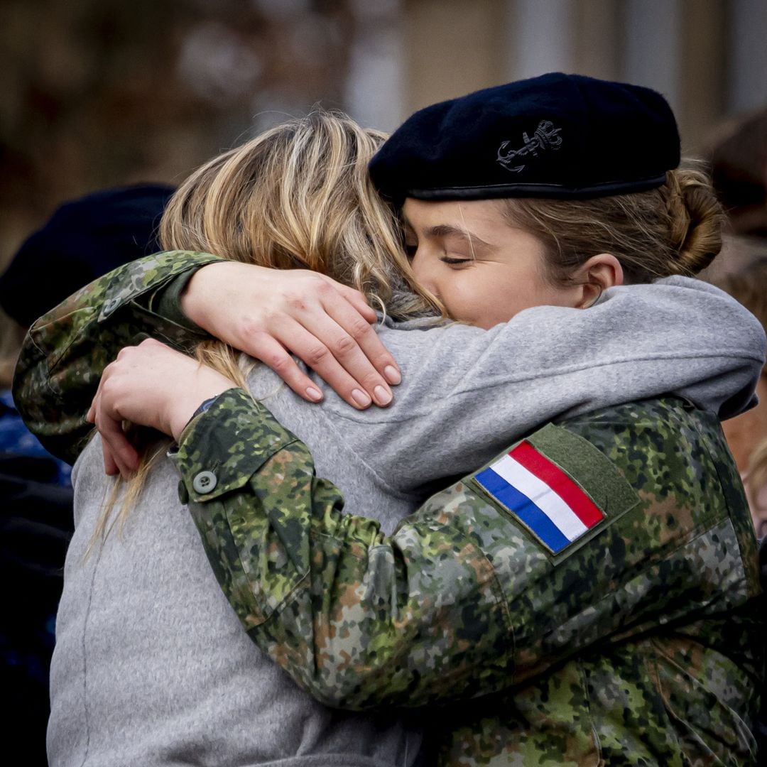 Amalia de Holanda, irreconocible, asciende a cabo y protagoniza un emotivo reencuentro con su madre