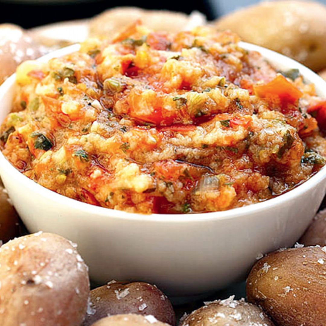 Patatas a la sal con salsa de tomate y queso