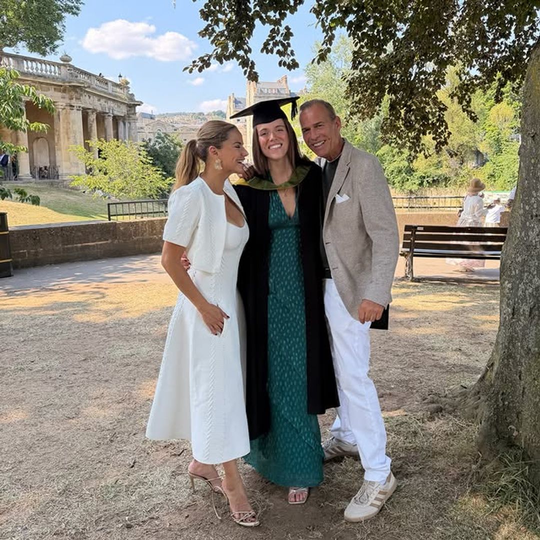Las imágenes de la graduación de Luna, hija de Carlos Lozano y Mónica Hoyos, en la Universidad de Bath: "Nadie dijo que fuera fácil"