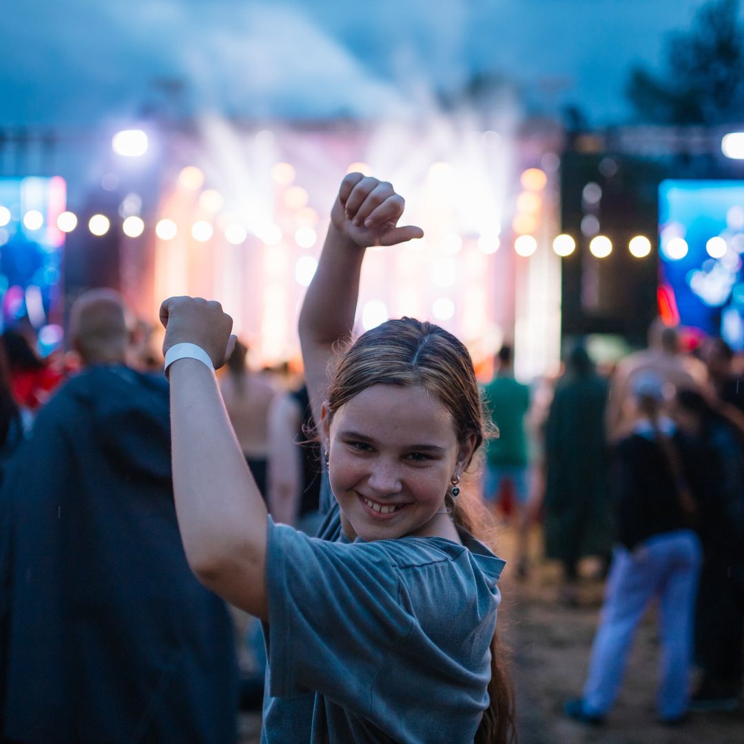 Adolescente en un concierto