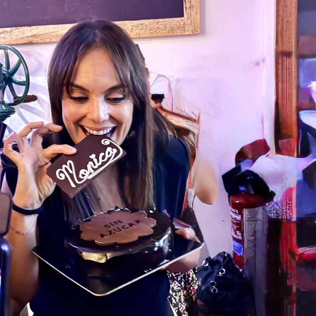 Entramos en el 50 cumpleaños de Mónica Carrillo: los detalles inéditos de su gran fiesta retro