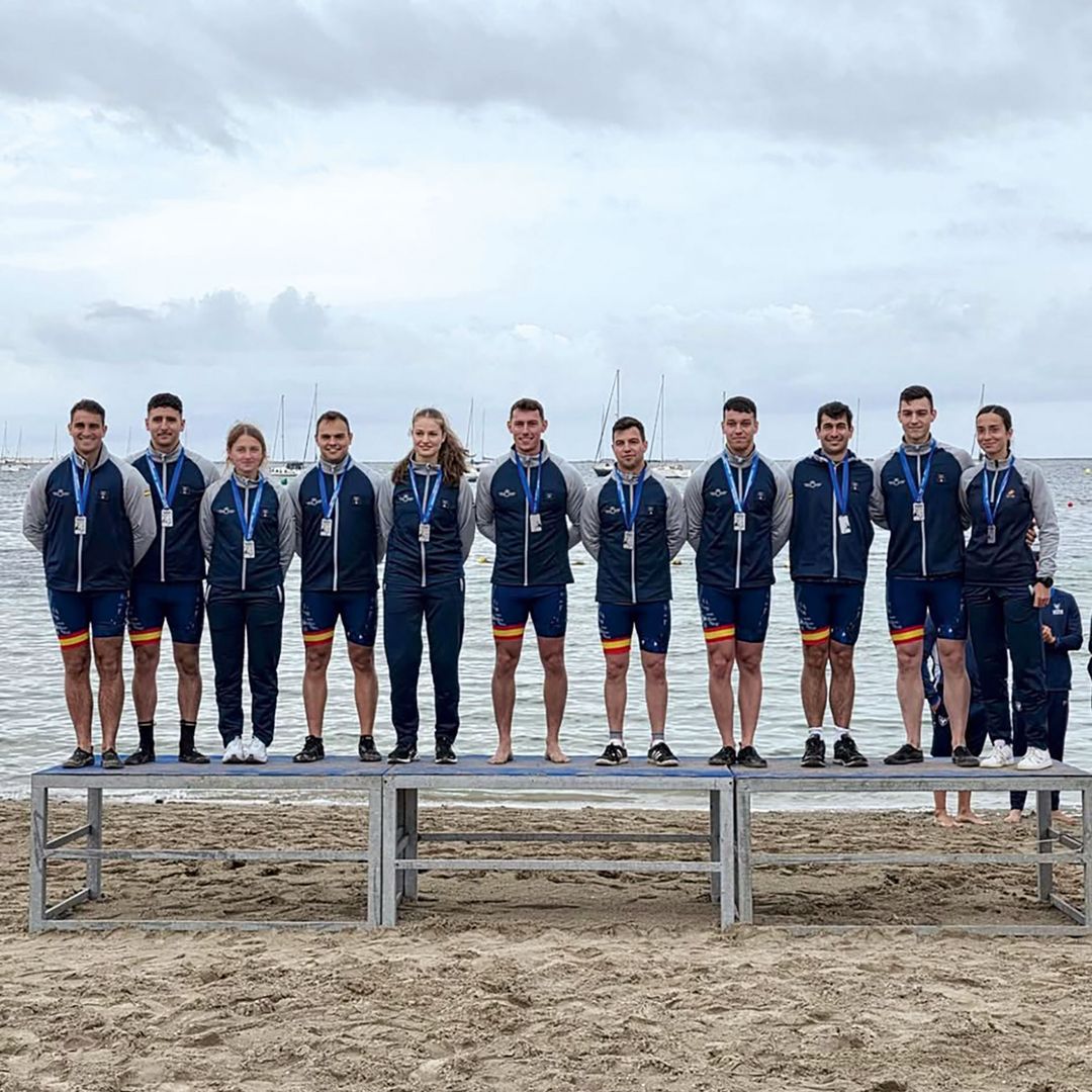 La princesa Leonor en un retrato junto a su equipo deportivo al completo