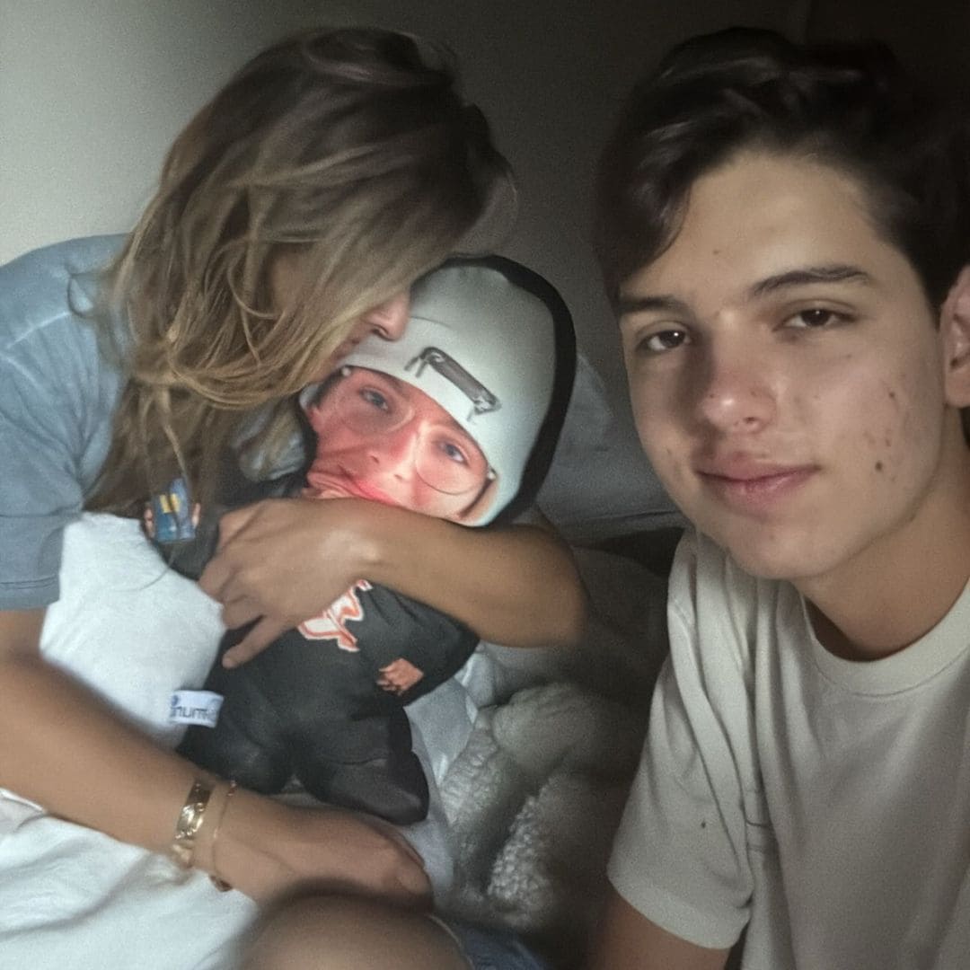 Grettell Valdez se dejó ver abrazando el peluche que su hijo Santino mandó a hacer con su cara