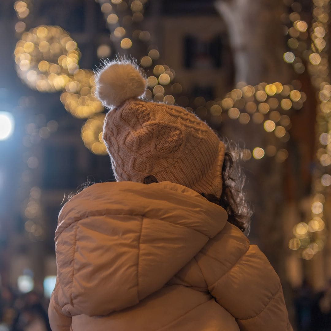 Niños, caramelos y paraguas: la Cabalgata de Reyes se celebra bajo amenaza de lluvia
