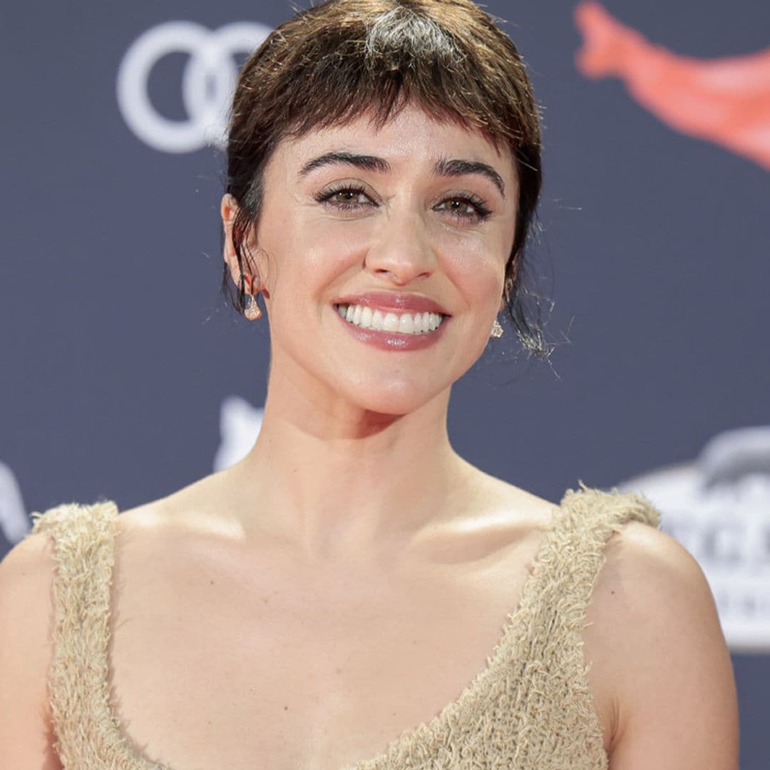 Macarena García innova sobre la alfombra roja de los Feroz con un original vestido de estilo rústico