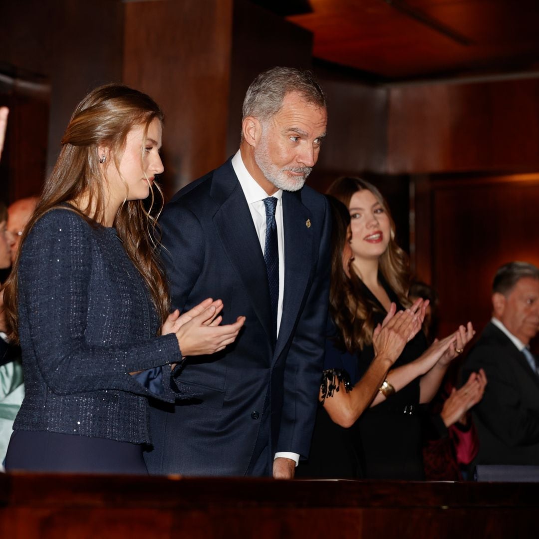 Leonor y Sofía disfrutan junto a los Reyes del concierto que da inicio a los Premios Princesa de Asturias