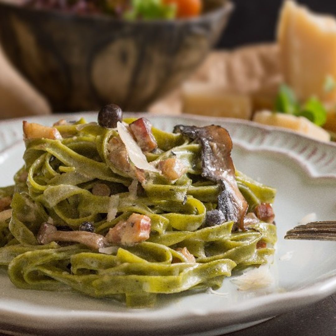 Tallarines de espinacas con beicon y champiñones