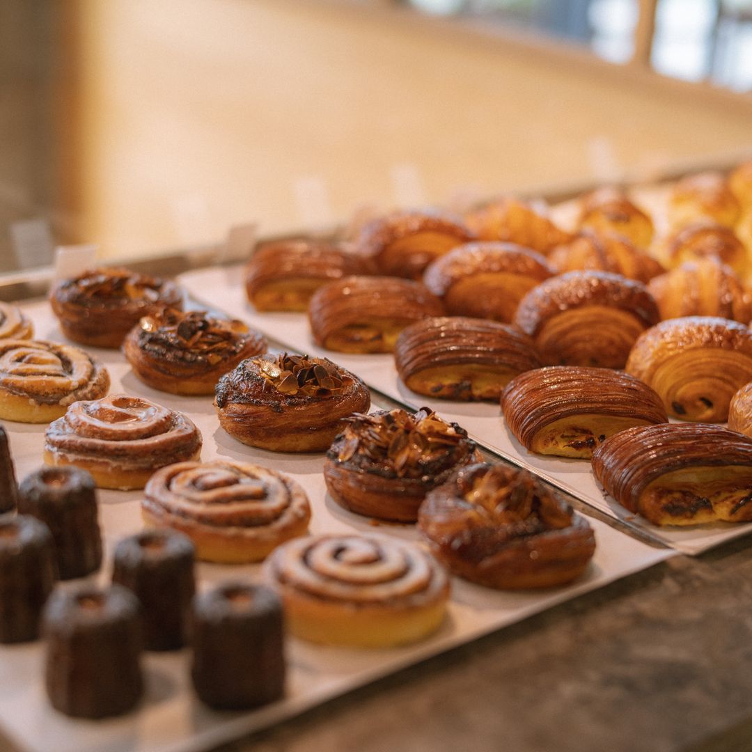 La cafetería danesa que triunfa en Copenhague y Nueva York abre en Madrid: café de culto e irresistibles bollos de cardamomo